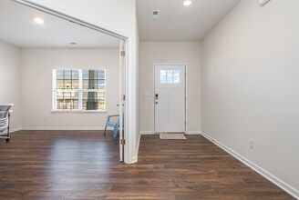 10759 Adair Wds Dr in Davidson, NC - Foto de edificio - Building Photo