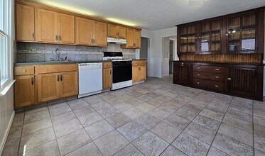 84 Rollstone Ave, Unit A in West Sayville, NY - Foto de edificio - Building Photo