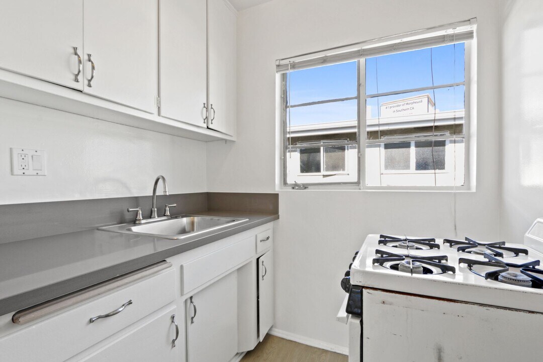 10906 Santa Monica Blvd in Los Angeles, CA - Building Photo