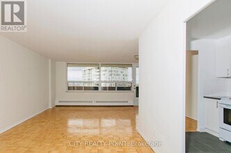 6200-6200 Bathurst St in Toronto, ON - Building Photo - Building Photo