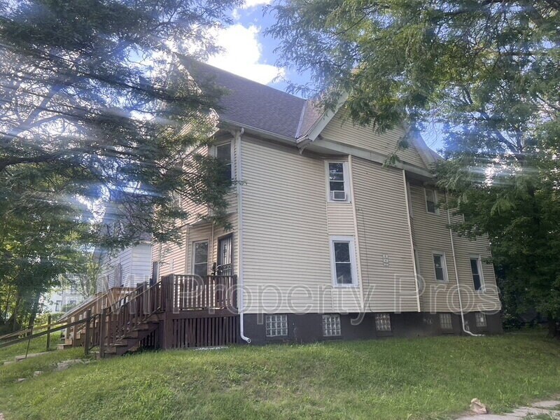 140 E Chambers St in Milwaukee, WI - Building Photo