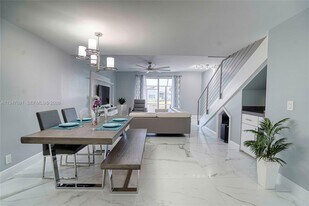 1261 Presidio Dr in Weston, FL - Building Photo