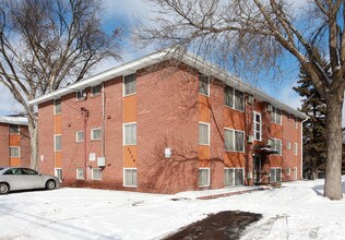 Broadway West Apartments in Robbinsdale, MN - Foto de edificio - Building Photo