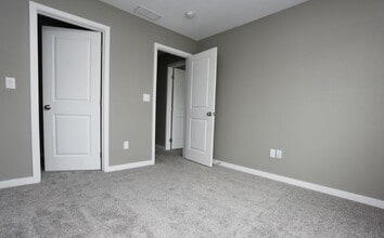 9146 Burkwood Dr in West Des Moines, IA - Building Photo - Building Photo