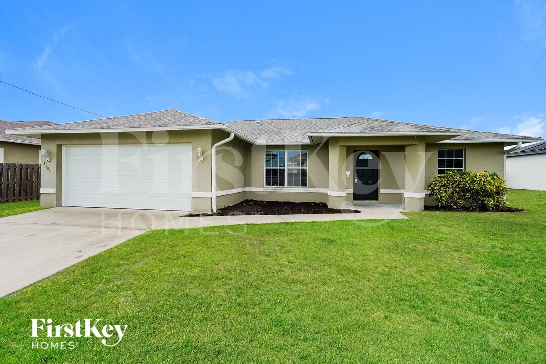 2105 NW 1st Pl in Cape Coral, FL - Foto de edificio