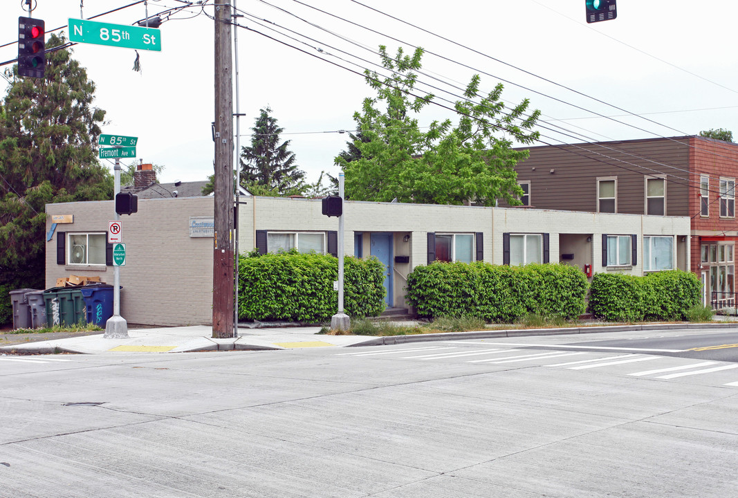 Crestwood Apartments in Seattle, WA - Building Photo