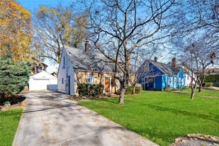 69 Cambridge St in Roslyn Heights, NY - Foto de edificio - Building Photo