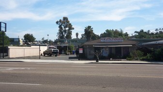 467-475 N Melrose Dr in Vista, CA - Building Photo