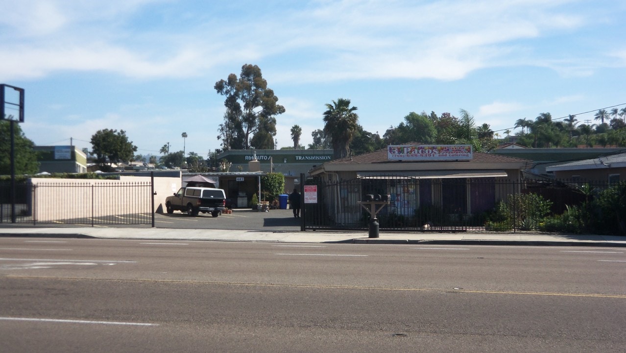 467-475 N Melrose Dr in Vista, CA - Building Photo