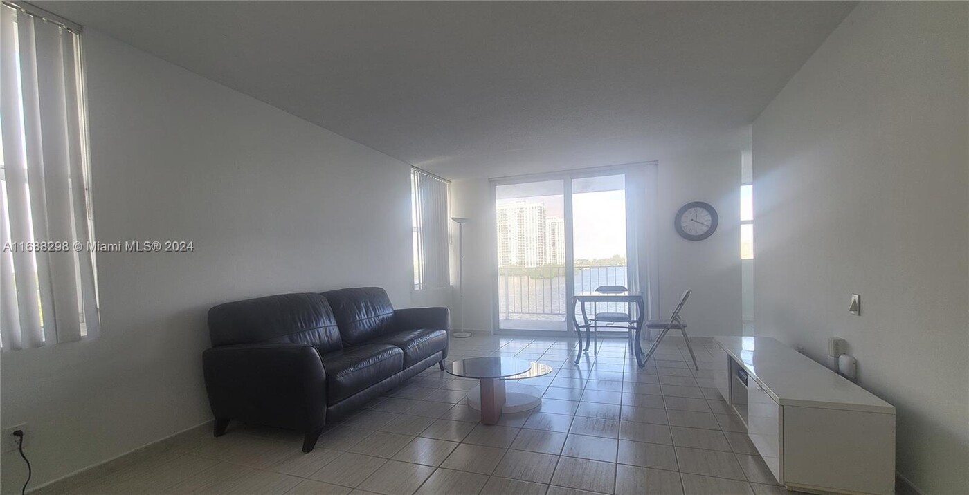 16546 NE 26th Ave in North Miami Beach, FL - Building Photo