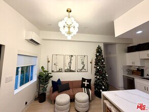 5561 1/2 El Canon Ave in Los Angeles, CA - Building Photo - Building Photo