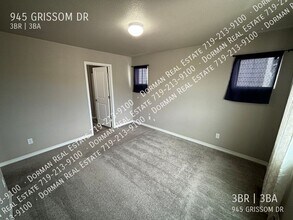 945 Grissom Dr. in Colorado Springs, CO - Foto de edificio - Building Photo