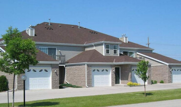 Evergreen Townhomes North in Manitowoc, WI - Foto de edificio - Building Photo