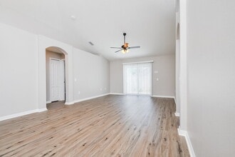 12724 Lake Vista Dr in Gibsonton, FL - Building Photo - Building Photo