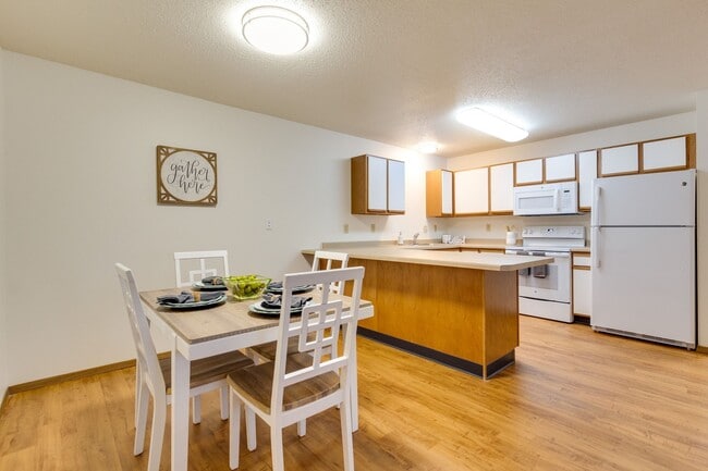 Dakota E & W Apartments in Fargo, ND - Building Photo - Building Photo