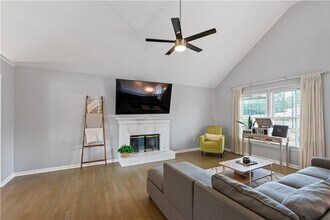 2437 Pondside Pl NE in Marietta, GA - Foto de edificio - Building Photo