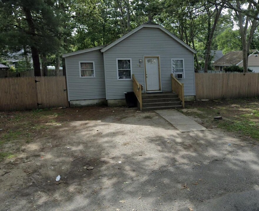 184 Locust Dr in Mastic Beach, NY - Building Photo