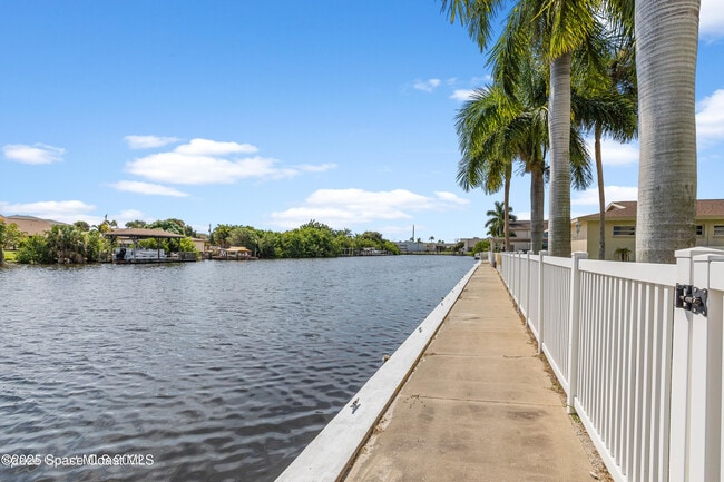 250 N Banana River Dr in Merritt Island, FL - Foto de edificio - Building Photo