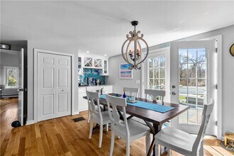 391 Valley Rd in Middletown, RI - Building Photo - Building Photo