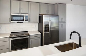 3242 Peachtree Rd NE in Atlanta, GA - Foto de edificio - Building Photo