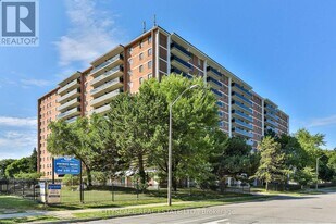 105 Rowena Dr in Toronto, ON - Building Photo