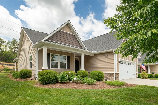 35 Foxtail Ct in Hendersonville, NC - Building Photo - Building Photo