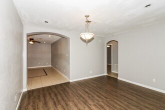 1303 W Phillips St in Alvin, TX - Building Photo - Building Photo