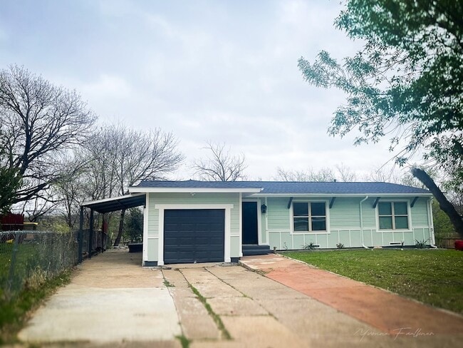 722 E Strong Pkwy in Grand Prairie, TX - Building Photo - Building Photo