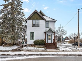 2002 14th Lower in Milwaukee, WI - Building Photo