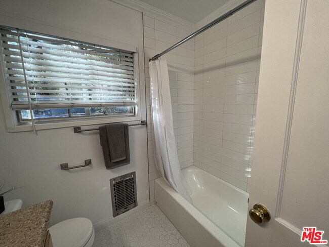 5162 1/2 Village Green in Los Angeles, CA - Building Photo - Building Photo