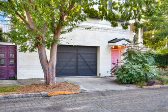 210 E Waldburg St in Savannah, GA - Building Photo - Building Photo