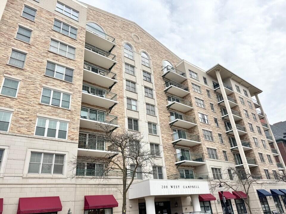 200 W Campbell St in Arlington Heights, IL - Building Photo