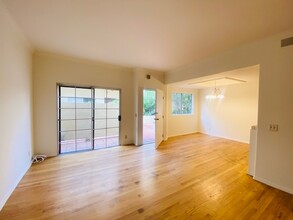 11306 Moorpark St, Unit 8 in North Hollywood, CA - Building Photo - Building Photo