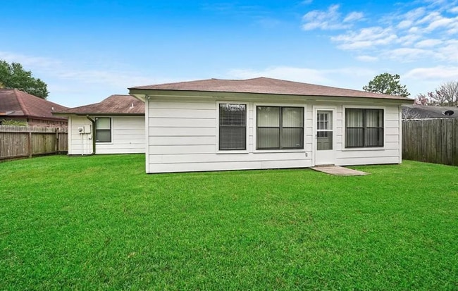 1219 Lynn Ln in Humble, TX - Foto de edificio - Building Photo