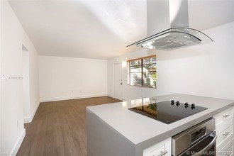 3240 Mary St in Miami, FL - Building Photo - Building Photo