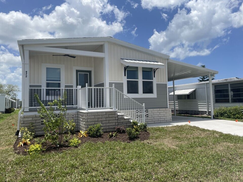 972 Xanadu E in Venice, FL - Building Photo