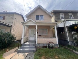 207 Railroad Ave in Carnegie, PA - Building Photo