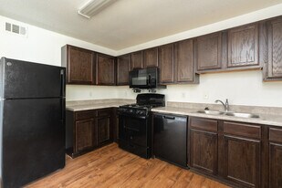 Hollywood/Shawnee Apartments in Atlanta, GA - Building Photo