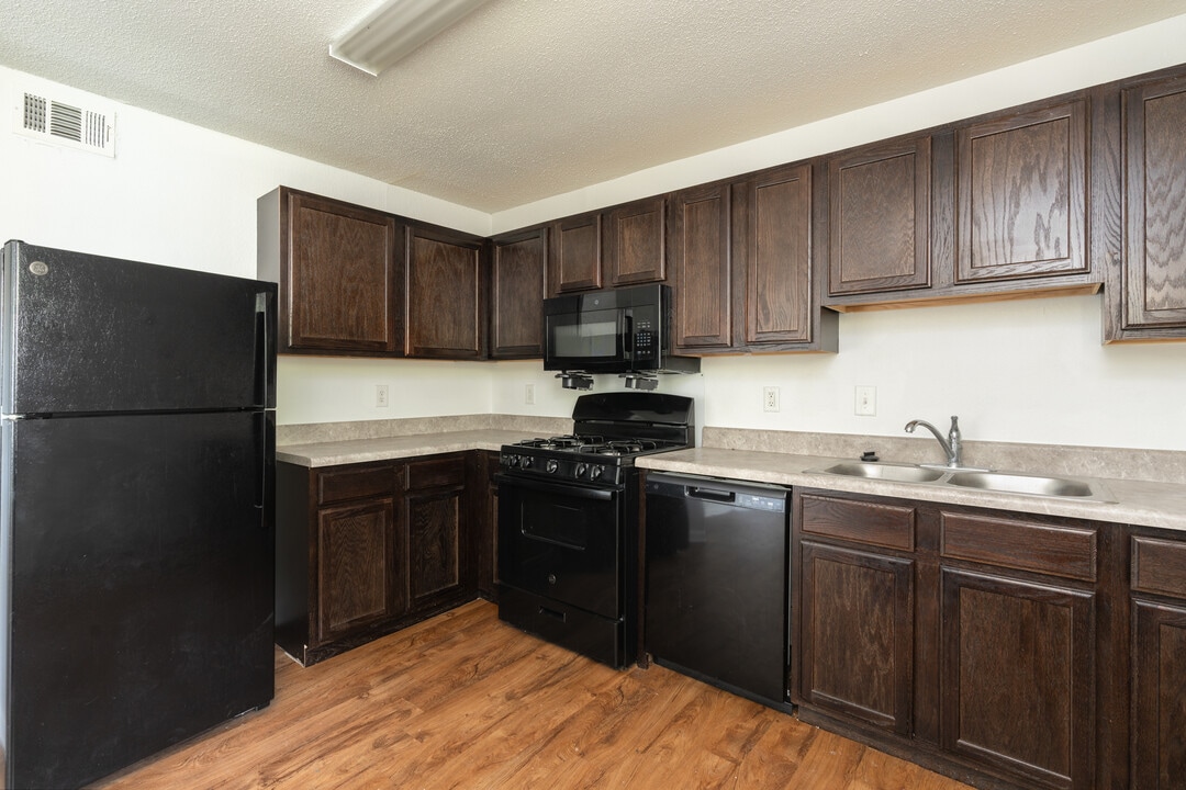 Hollywood/Shawnee Apartments in Atlanta, GA - Building Photo