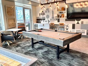 11011 NE 9th St in Bellevue, WA - Foto de edificio - Building Photo