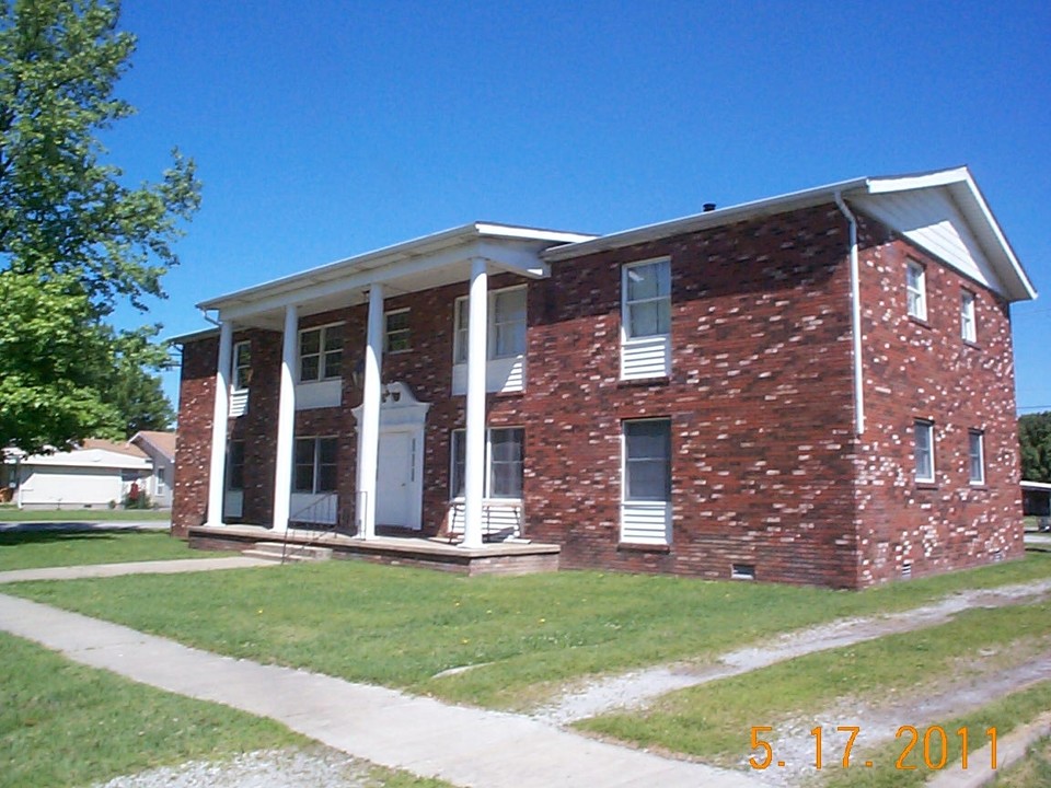 112 W Matthew St in Sesser, IL - Building Photo