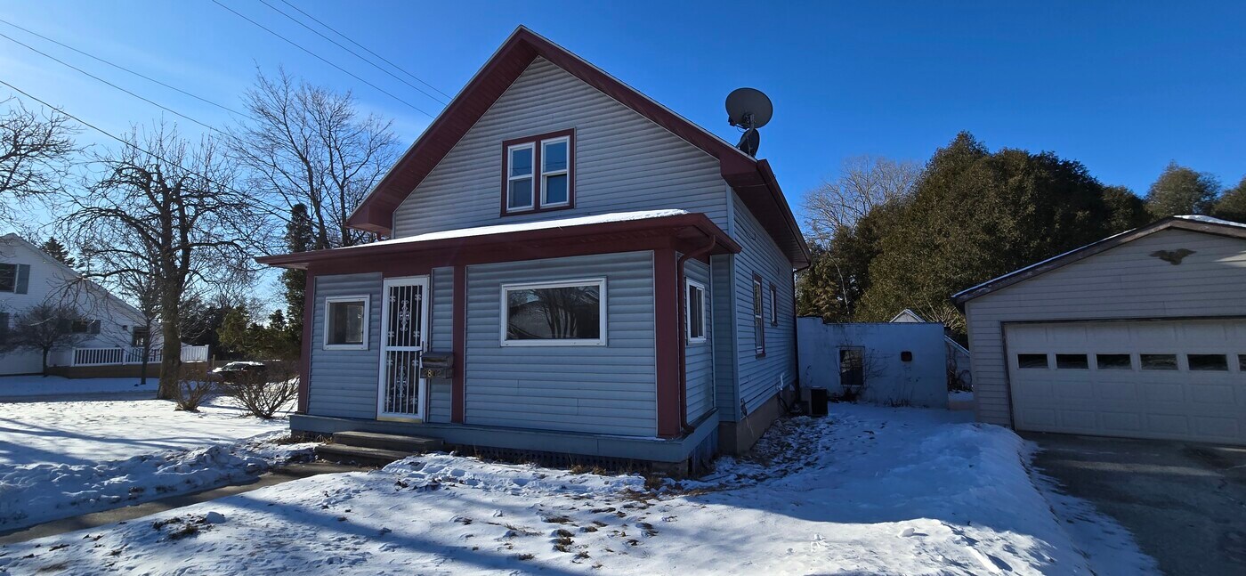 2802 Forest Ave in Two Rivers, WI - Building Photo