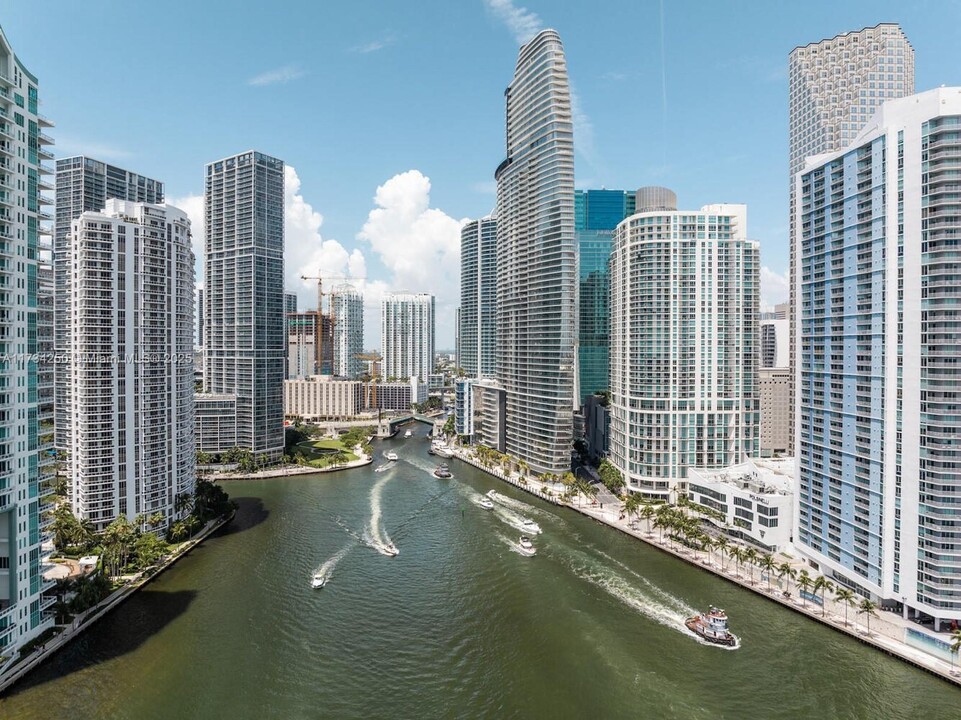 300 Biscayne Blvd Way in Miami, FL - Foto de edificio