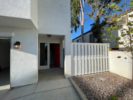 900 W Graham Ave in Lake Elsinore, CA - Building Photo