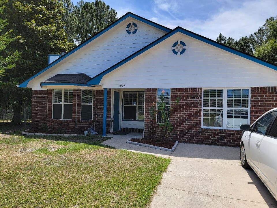 1225 Jubail Dr in Hinesville, GA - Building Photo