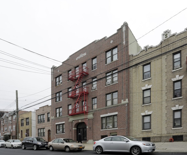 2311 33rd St in Astoria, NY - Foto de edificio - Building Photo