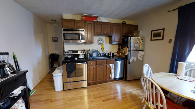 218 Holland St, Unit 3A in Somerville, MA - Building Photo - Building Photo