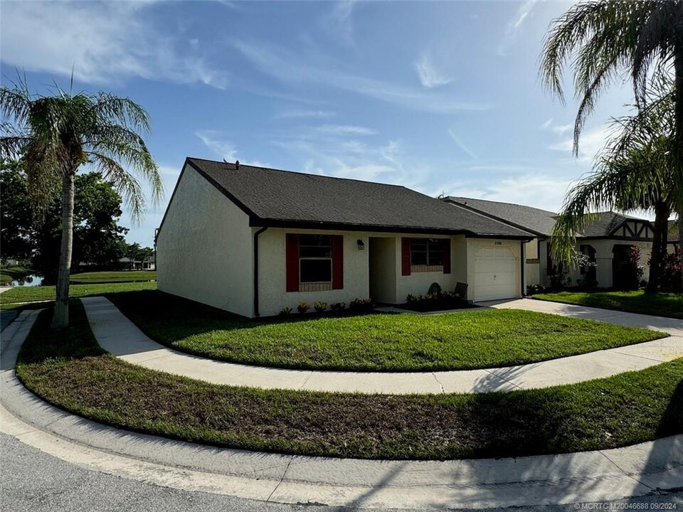 2398 SE Breckenridge Cir in Port St. Lucie, FL - Foto de edificio