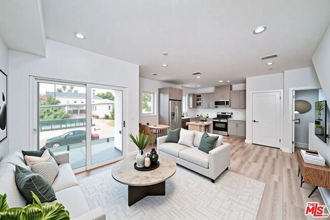 1106 Queen Anne Pl in Los Angeles, CA - Foto de edificio - Building Photo