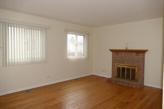 711 N Lakeside Dr in Vernon Hills, IL - Building Photo - Building Photo